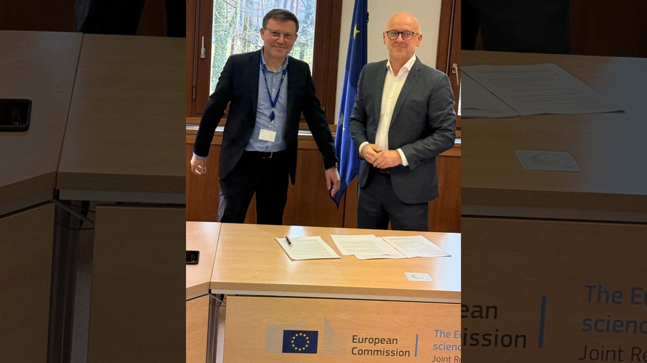 Pavol Stuller, Amentum's European Development Director, and Laurent Jerrige, JRC Director for Nuclear Decommissioning, signing the contract